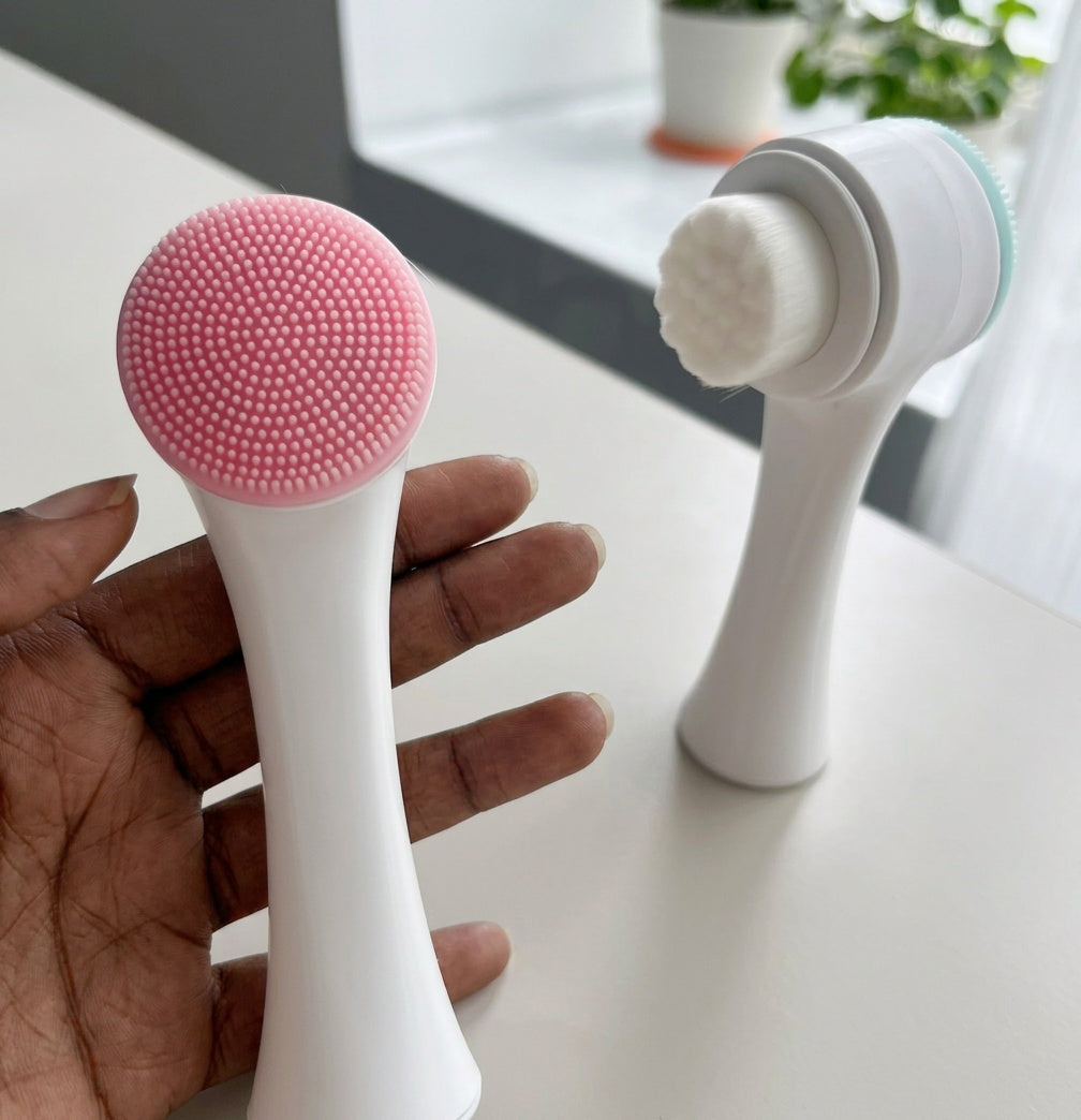 Facial Cleansing Brush Pink Silicone Side Hand Close-Up - Beauty by Ouria | Côté Silicone Rose Gros Plan